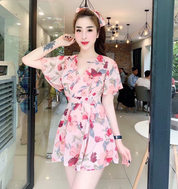 Mẫu jumpsuit này chắc chắn là dành riêng cho những cô nàng điệu đà sang chảnh rồi