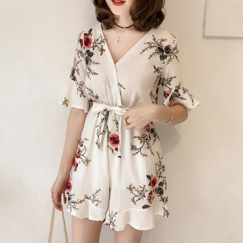 Kiểu jumpsuit này cực kỳ dễ mặc, dáng người nào cũng đều có thể diện đẹp