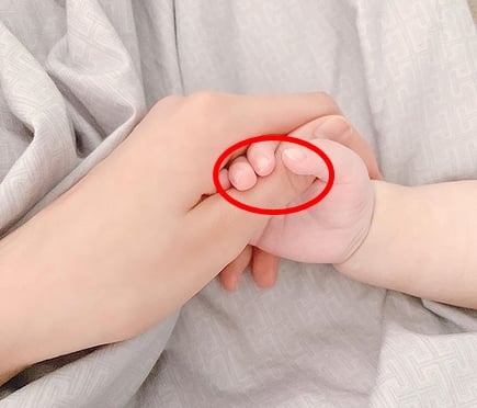 Người hâm mộ để ý thấy móng tay Connor khá dài và nhắc nhở Lan Khuê nên cắt ngắn hơn cho con.