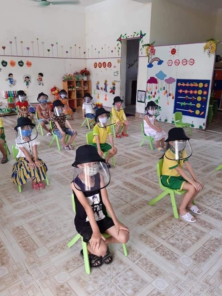 hoc-sinh-deo-kinh-chan-giot-ban-01