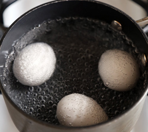 Mẹo luộc trứng dễ bóc vỏ