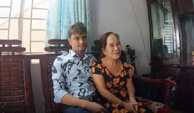 Bà Hoa và chồng ngoại quốc.
