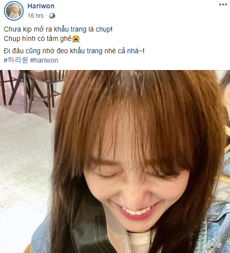 Mới đây, Hari Won chia sẻ bức hình nụ cười tươi rạng rỡ kèm dòng trạng thái như trong ảnh. Tuy nhiên, ngay lập tức Hari Won bị nhắc nhở về chuyện sử dụng sai trật tự từ ngữ trong tiếng Việt: 'Ri ơi! mở khẩu trang ra, chứ không phải mở ra khẩu trang nghen'. Thực tế, những lần sai ngữ pháp đã trở thành 