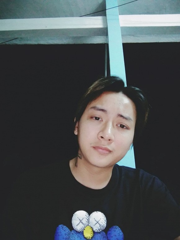 So với hình ảnh trước đây, có thể thấy nam ca sĩ đã hồi phục sức khỏe và hy vọng anh sẽ sớm trở lại với nghệ thuật.