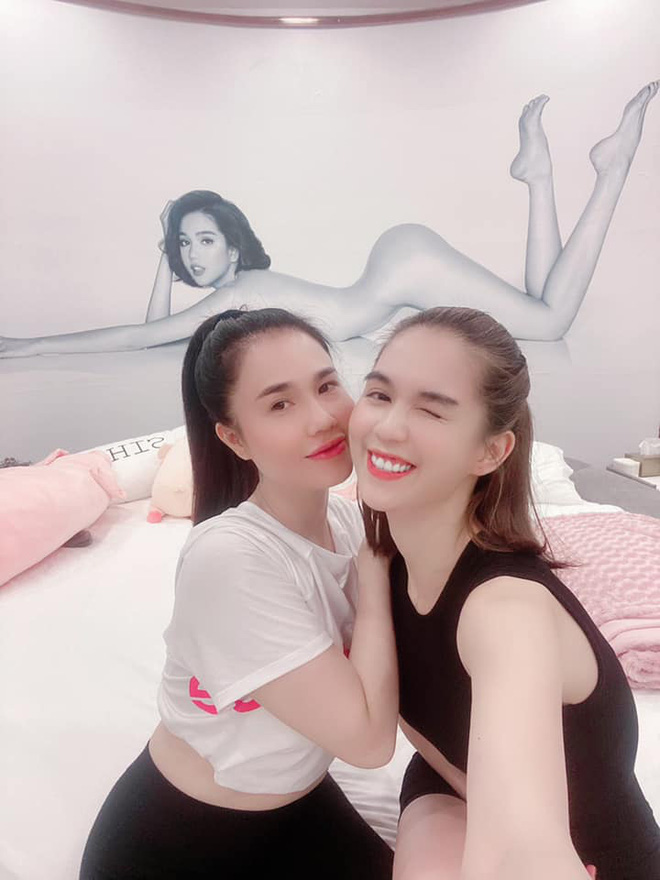 Bức ảnh nude cỡ lớn lọt vào khung hình của hai chị em làm khán giả phải đổ dồn sự chú ý.