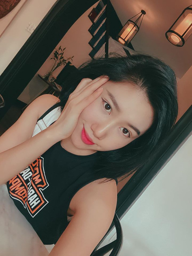 Dù không trang điểm kĩ lưỡng nhưng Thúy Ngân vẫn rất rạng ngời.