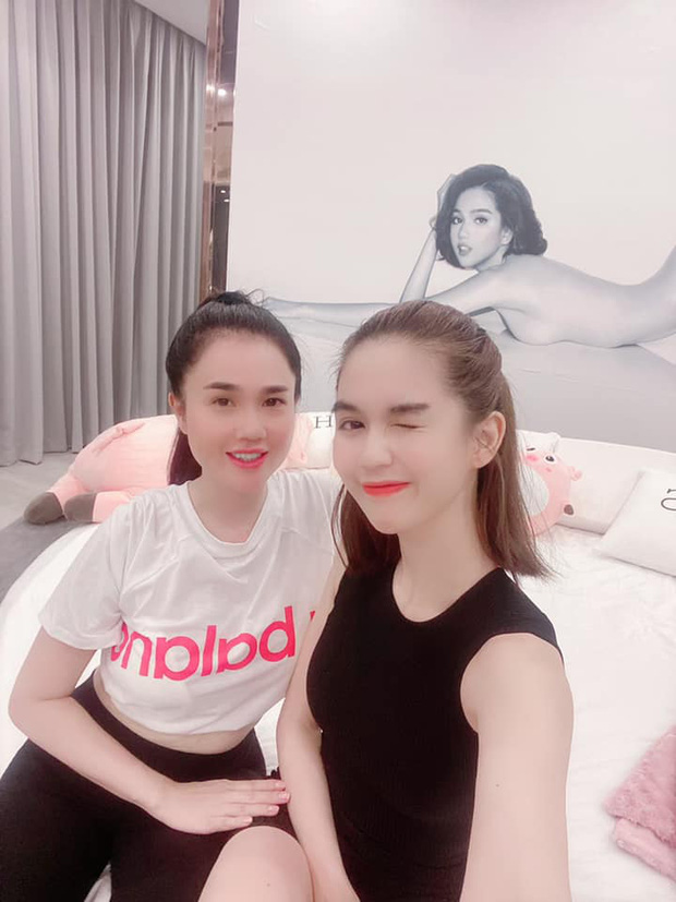 Đều đã bước qua tuổi 30 và chị gái Ngọc Trinh đã có chồng con nhưng cả hai vẫn sở hữu nhan sắc tươi trẻ bất ngờ.