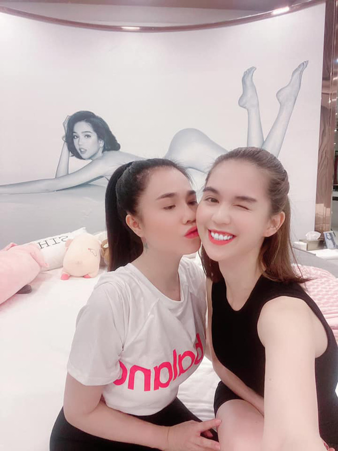 Trên trang cá nhân, Ngọc Trinh hào hứng chia sẻ hình ảnh chị gái ruột là Ngọc Bích ghé thăm biệt thự của mình. Nhan sắc cả hai khiến khán giả phải trầm trồ khen ngợi. Ngoài ra, một số người lại tập trung vào bức ảnh nude cỡ lớn phía sau. Bức ảnh này từng được 