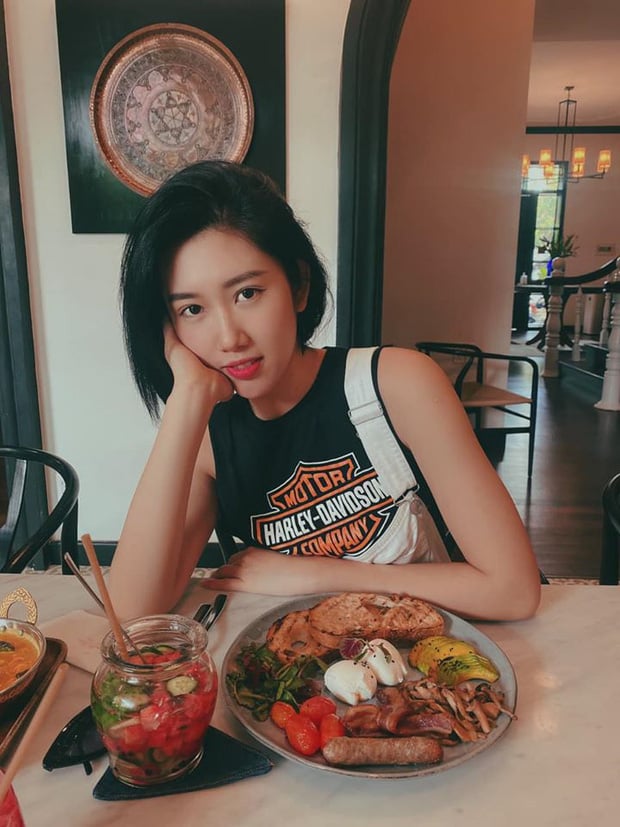 Thúy Ngân khoe ảnh đi ăn uống sang chảnh cùng 