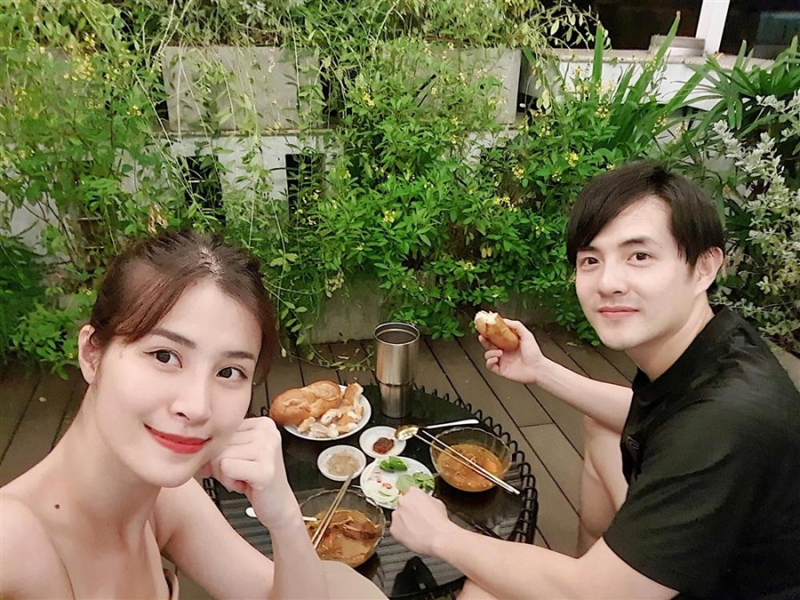 Đông Nhi thay đổi về chế độ ăn đến thói quen giải trí sau khi mang bầu.