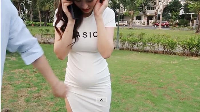 Bụng bầu của Đông Nhi lùm lùm nhìn thấy rõ.