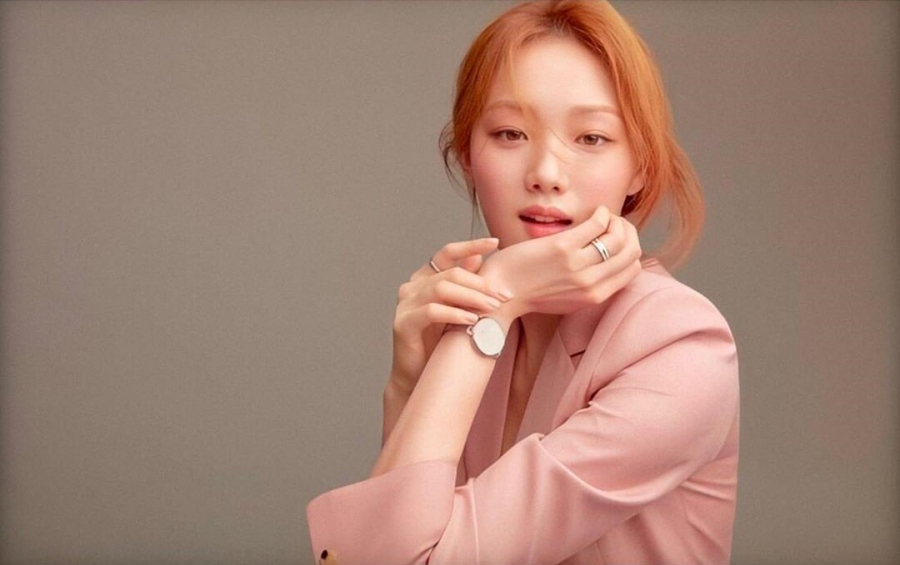 Nữ diễn viên Lee Sung Kyung lại nhìn vô cùng thanh lịch với màu tóc cam san hô