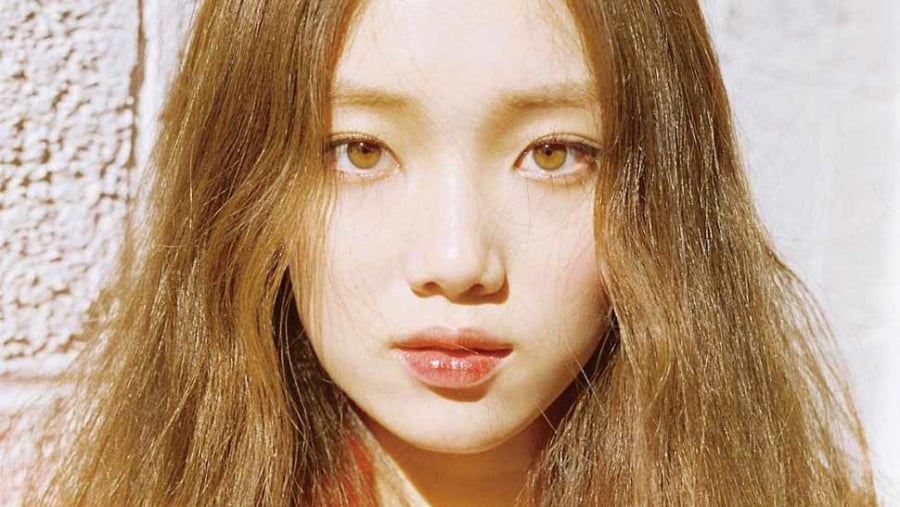 Đặc biệt khi gặp ánh nắng mắt của Sung Kyung sẽ có màu nâu hổ phách