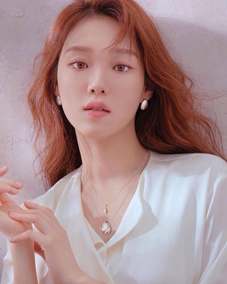 Khi nhìn Lee Sung Kyung người ta sẽ đặc biệt chú ý đến đôi mắt của cô đầu tiên và cô còn được mệnh danh là 