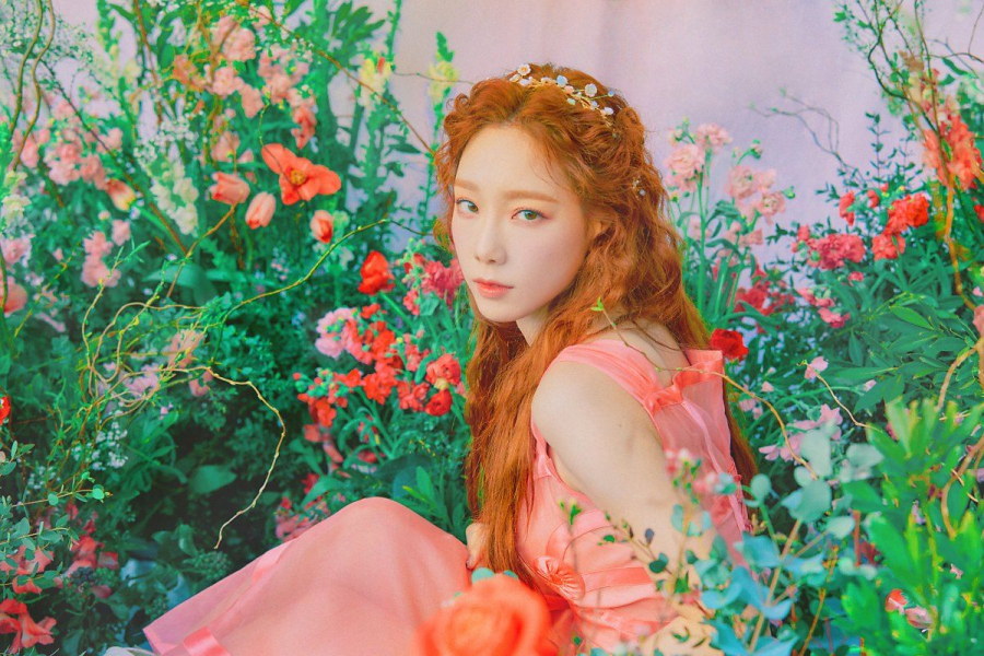 Taeyeon đã 32 tuổi nhưng khi diện màu tóc cam san hô cô nhìn càng trẻ trung hơn và Mừng SHBET phiên bản mới 2025 trắng sứ nổi tiếng của cô cũng được tôn lên 
