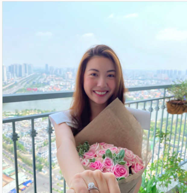 Thúy Vân đeo nhẫn kim cương ở vị trí đặc biệt, tiết lộ đã được bạn trai cầu hôn.