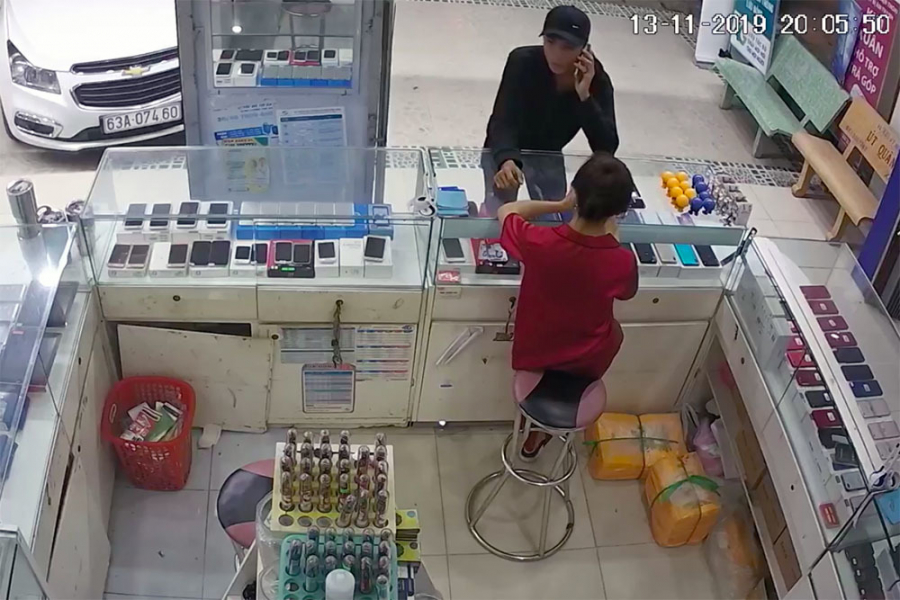 Hình ảnh nam thanh niên cướp điện thoại được camera an ninh ghi lại.