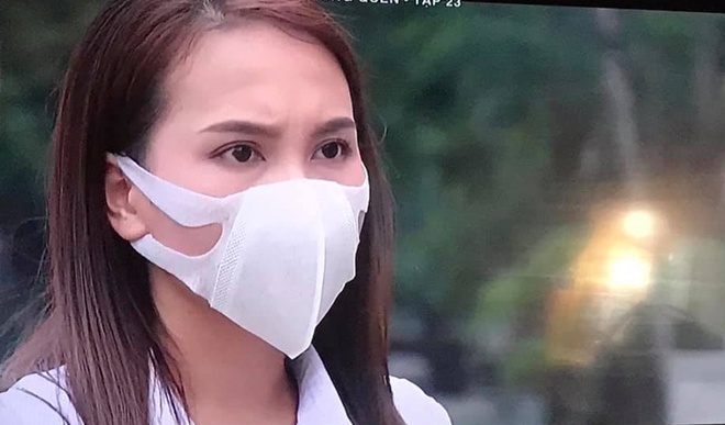 Trong tập 23 của 'Những ngày không quên', khán giả đã tinh ý phát hiện ra một chi tiết sai lệch: Thư (Bảo Thanh) đeo khẩu trang ngược. Không để khán giả phải thắc mắc quá lâu về màn đeo khẩu trang ngược của mình, Bảo Thanh cho biết: 