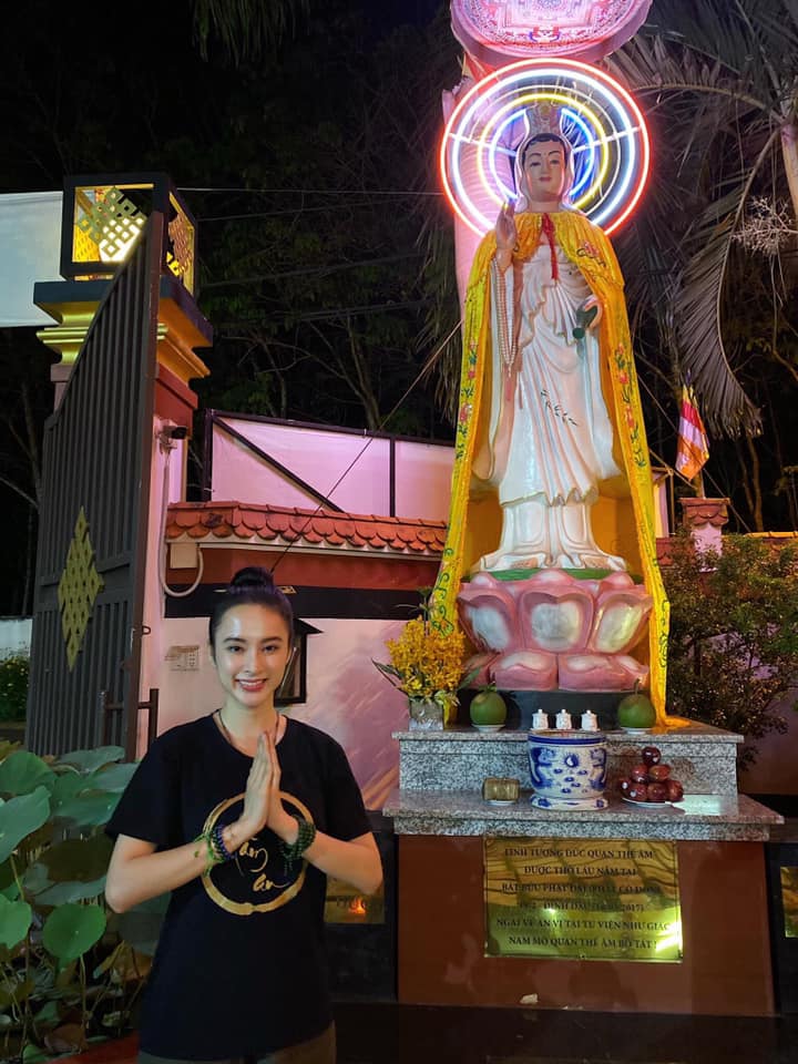 Khi đi chùa Phương Trinh thường ăn mặc vô cùng kín đáo, thoải mái, Shbet123 Link Vào ShBet Mới Nhất búi cao nhìn một cái là biết ngay là con chiên của Phật