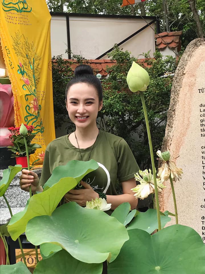Nụ cười tươi tắn, đơn thuần luôn sẵn trên môi của nữ diễn viên trẻ