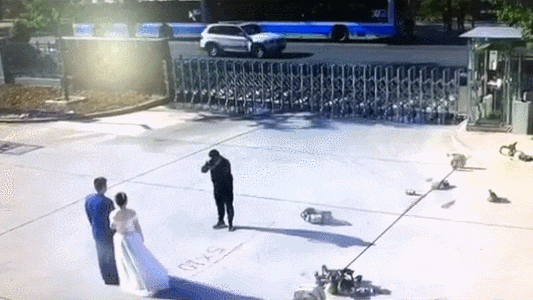 Khoảnh khắc chú rể bỏ chạy khiến ai cũng bất ngờ.