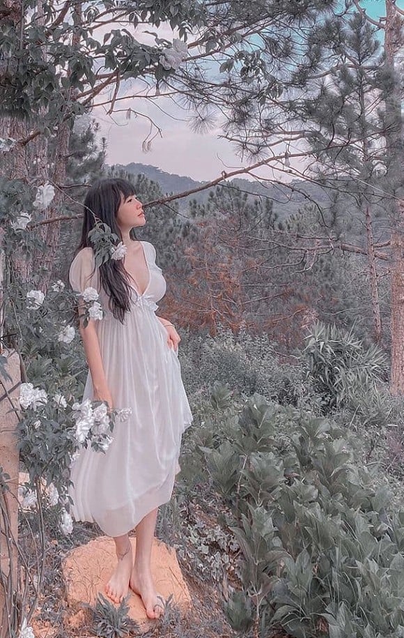 Mới đây, Elly Trần đã có dòng tâm sự: 'Từ đồng nghiệp đến bạn bè, xã hội, ai ai cũng hỏi: Sao mình lúc nào cũng cứ như oan hồn bóng quế, khó tìm khó hiểu, không ai biết mình đang làm gì, công việc thế nào, đời sống ra sao, hỏi đến là cứ lảng lảng qua mấy chủ đề vô thưởng vô phạt chứ không bao giờ chịu kể lể, tâm sự gì hết vậy? Câu trả lời là vì cái nết mình từ nhỏ đã như vậy, đến ba mẹ ruột còn không biết chính xác mình đang làm gì thì người ngoài dễ gì mình hé môi. Nhìn thì giống con gái thôi chứ cái cốt đàn ông. Không ngồi lê đôi mách, không thêu dệt, không giãi bày, không phán xét chuyện người là máu mình'. Với tính cách đó, không khó hiểu tại sao Elly Trần im lặng suốt thời gian qua khi tin đồn ly hôn bủa vây.