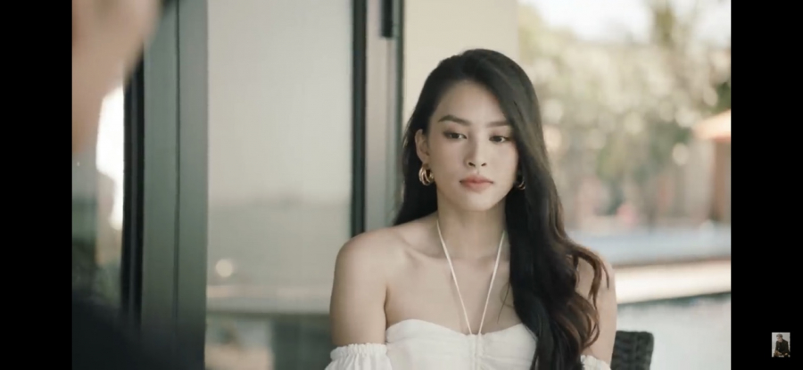 Tiểu Vy khá trung thành với kiểu trang điểm tone nude vừa 