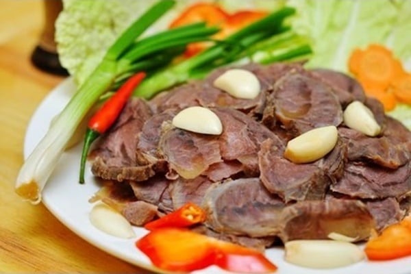 Bắp bò luộc chấm mắm gừng thơm ngon