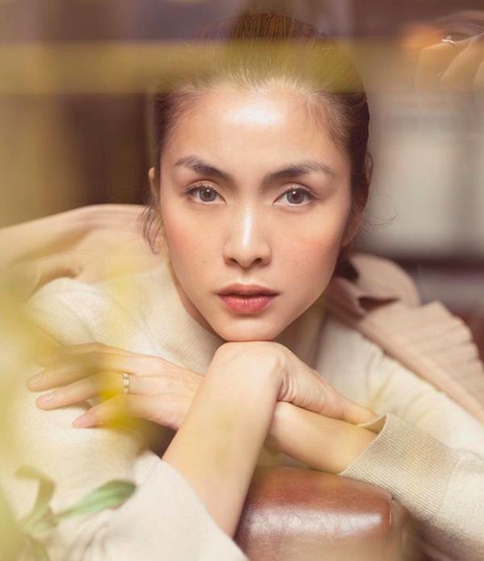 Mới đây, Hà Tăng đã làm fan hâm mộ trầm trồ khi khoe thần thái đỉnh cao trong loạt ảnh mới. Không cần chưng diện cầu kỳ, trang điểm cực nhẹ nhưng thần thái mỹ nhân hàng đầu showbiz Việt của Hà Tăng vẫn luôn toát lên ngời ngời. Một điều nữa khiến dân tình chú ý trong loạt ảnh đó là chiếc nhẫn cưới. Làm dâu nhà triệu phú nhưng nữ diễn viên không hề phô trương, chiếc nhẫn cưới của cô vô cùng giản đơn, Hà Tăng luôn đeo trên tay suốt nhiều năm qua thay cho bất cứ lời hoa mỹ nào về cuộc hôn nhân của mình với ông xã Louis Nguyễn.