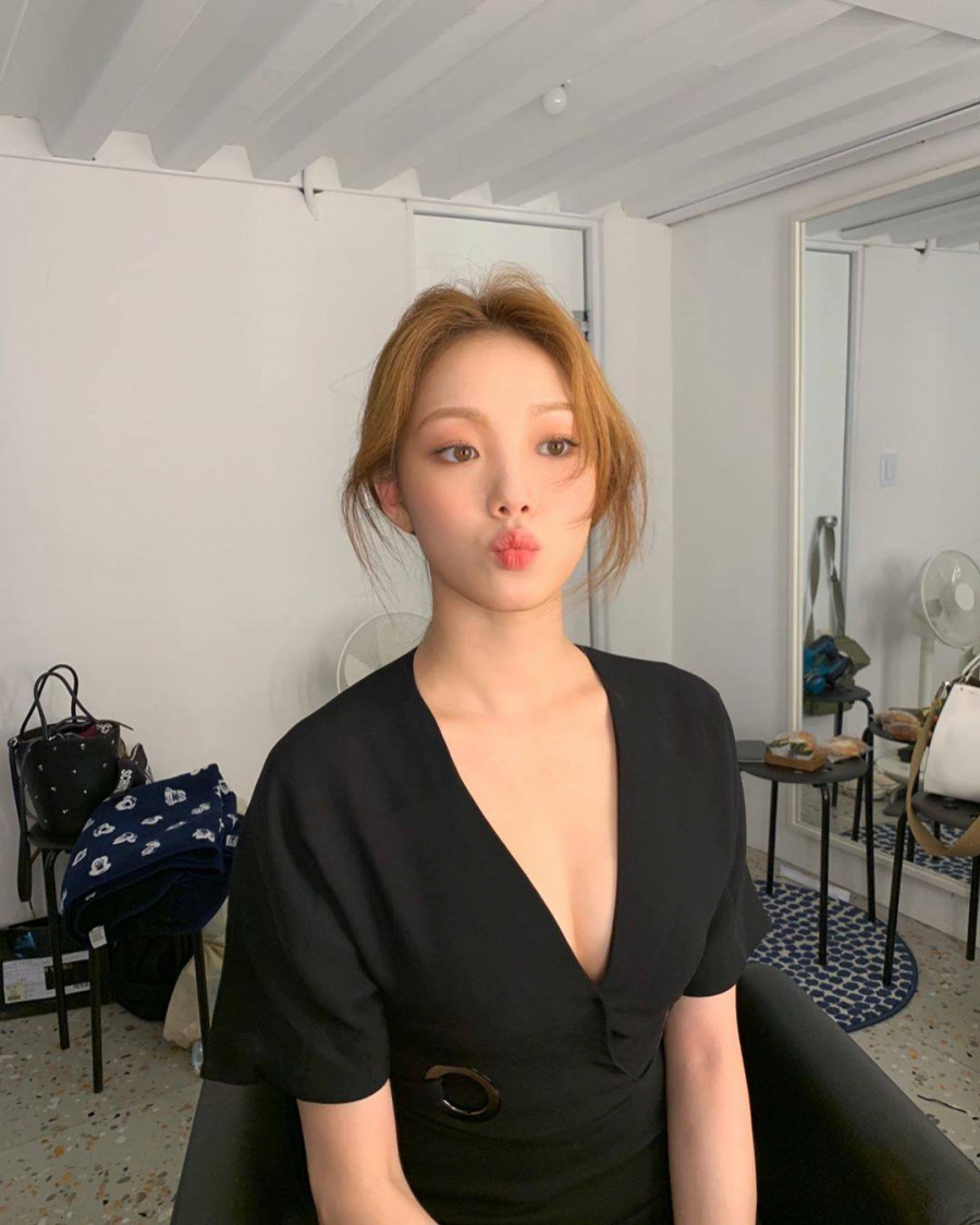 Lee Sung Kyung nhìn cực kỳ thu hút với kiểu trang điểm búp bê
