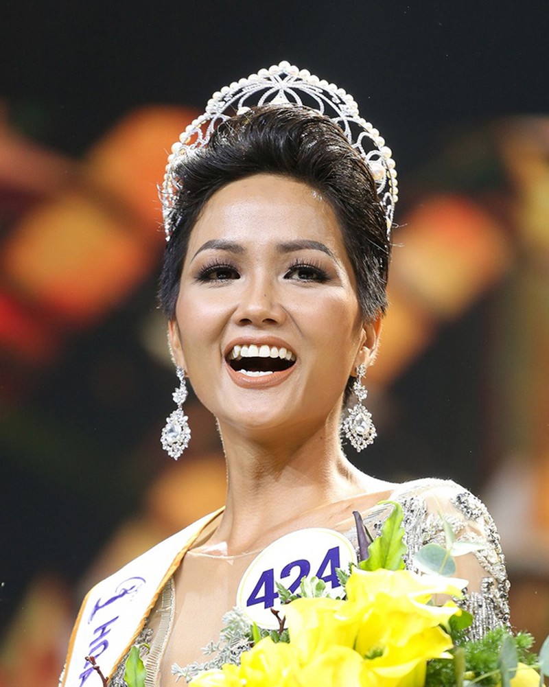 Khoảnh khắc đăng quang của H'Hen Niê.