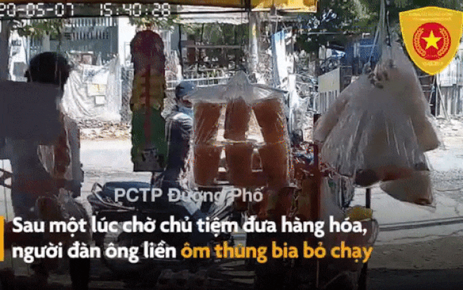 Hình ảnh 2 thanh niên cướp thùng bia trong cửa hàng tạp hóa. Nguồn: Thông tin PCTP đường phố.
