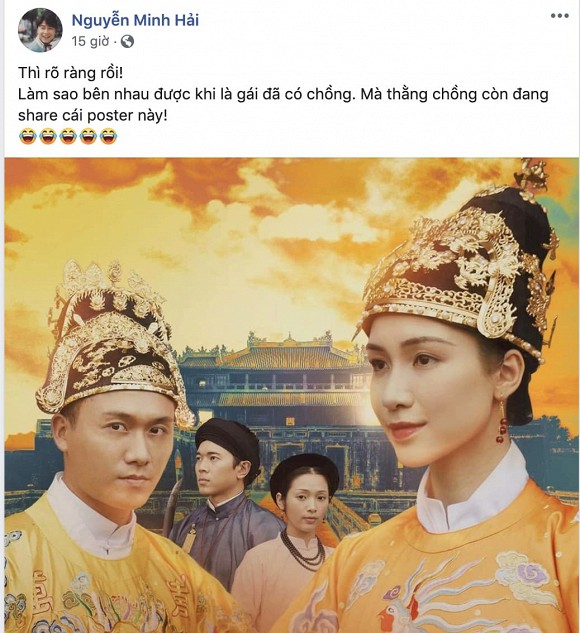 Mới đây, động thái của bạn trai Hoà Minzy một lần nữa khiến nghi án bí mật kết hôn của cả hai bị dấy lên rầm rộ. Trên trang cá nhân, thiếu gia Minh Hải bất ngờ chia sẻ hình ảnh sản phẩm âm nhạc mới của người yêu kèm chia sẻ như khẳng định mối quan hệ của cả hai đã bước sang trang mới: “Thì rõ ràng rồi! Làm sao bên nhau được khi là gái đã có chồng. Mà thằng chồng còn đang share cái poster này!”.