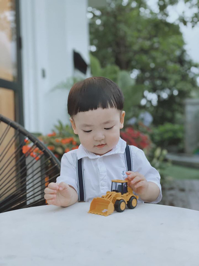 Khoảnh khắc chơi đùa tự nhiên của con trai được Tú Anh chụp lại.