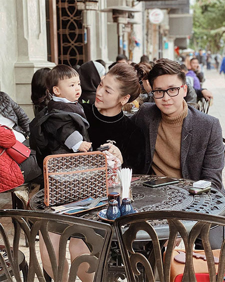 Gia đình nhỏ hạnh phúc của Á hậu Tú Anh.