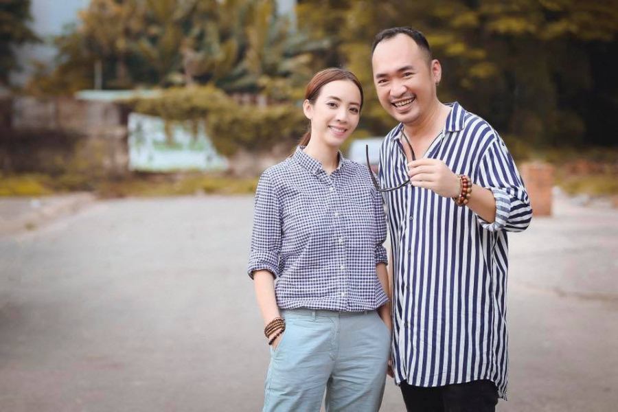 Mới đây, Tiến Luật đăng tải lên trang cá nhân một mẫu chuyện thú vị lúc anh và vợ Thu Trang đi ăn sáng chung, nam nghệ sĩ than thở với người hâm mộ: 'Sáng hai vợ chồng đi ăn sáng, mình ăn trước rồi đi vào toilet, bả ở ngoài tính tiền leo lên xe đi về luôn...tui điện thoại cho vợ, bạn ấy cười bạn nói bạn quên...ỦA sao có thể quên người vừa ăn với mình'. Câu chuyện đời thường hết sức oái ăm và hài hước của vợ chồng nghệ sĩ hài khiến nhiều fan thích thú.