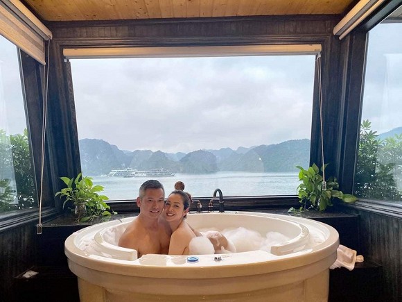 Mới đây, Jennifer Phạm khiến ai nấy bất ngờ khi khoe hình ảnh tình tứ tắm bồn chung cùng ông xã Đức Hải. Khoảnh khắc nửa kín nửa hở và sự ngọt ngào mà cặp đôi dành cho nhau cho thấy dù đã có với nhau ba mặt con nhưng họ vẫn nồng nàn như thuở mới yêu.