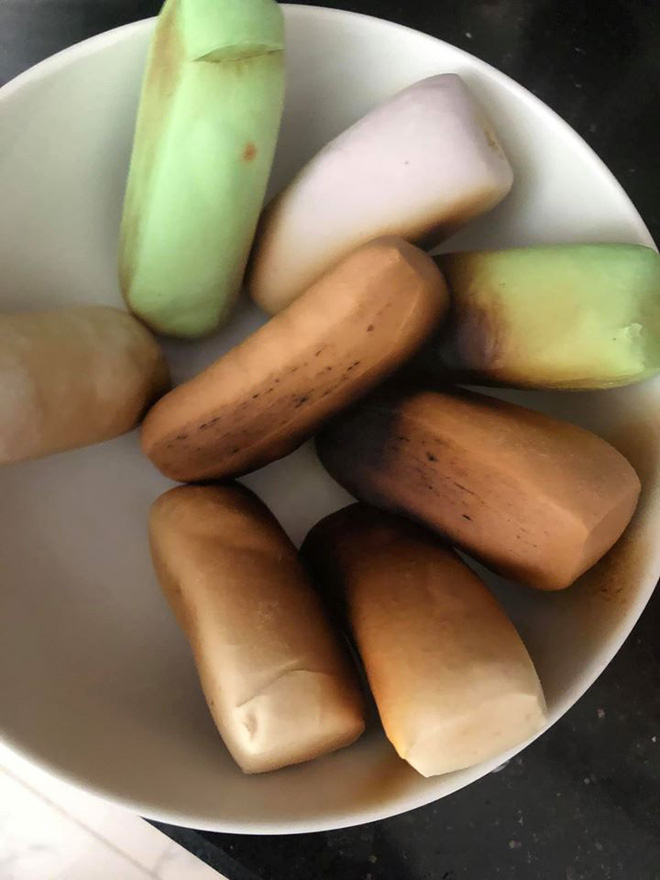 Mẻ bánh bao bị cháy đen sau khi hâm nóng 15 phút trong lò vi sóng.