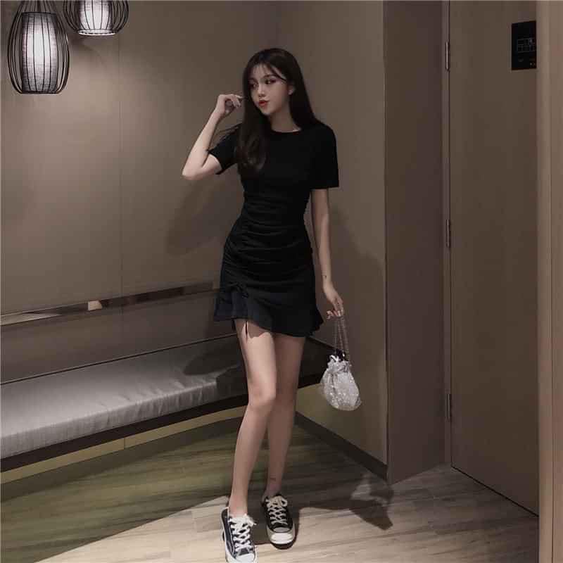 Chiếc váy rút dây đuôi xòe nhẹ cũng là item bạn không thể thiếu trong tủ đồ của mình. Kiểu váy này bạn có thể kết hợp cùng sneaker hoặc giày cao gót đều đẹp mãn nhãn.