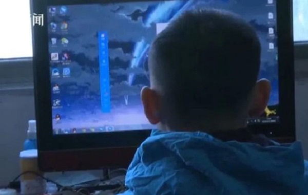 Bé trai tiêu hết tiền tiết kiệm của ông bà vào các trò chơi trên mạng.