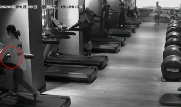 Người phụ nữ bị điện giật khi đang chạy trên máy tập ở phòng gym.