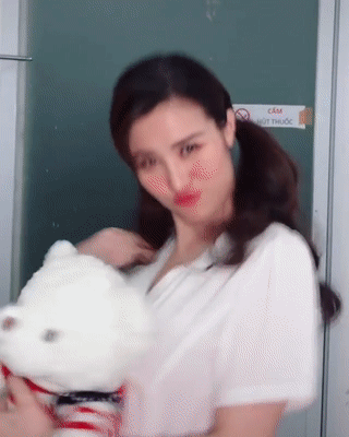Mới đây, Đông Nhi chia sẻ đoạn clip hài hước. Clip mô tả tóm tắt quá trình sinh nở 3 thế hệ: Người mẹ mang thai và sinh ra Đông Nhi, rồi tới Đông Nhi mang thai con đầu lòng của Ông Cao Thắng. Ngoài sự hài hước, vui nhộn, fan còn nhìn thấy vẻ hạnh phúc toát lên từ gương mặt Đông Nhi, Đông Cao Thắng. Có thể nói đây là thời điểm viên mãn nhất từ trước đến giờ của cặp đôi nổi tiếng.