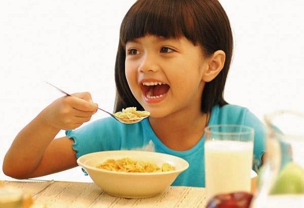 Sai lầm khi ăn sáng khiến bé chậm lớn