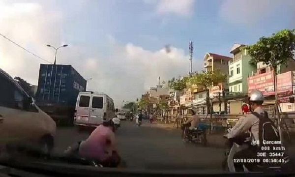 Người phụ nữ bị ngã ra đường sau vụ va chạm với ô tô.