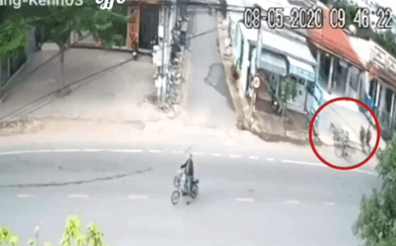 Khoảnh khắc khiến ai cũng thót tim.