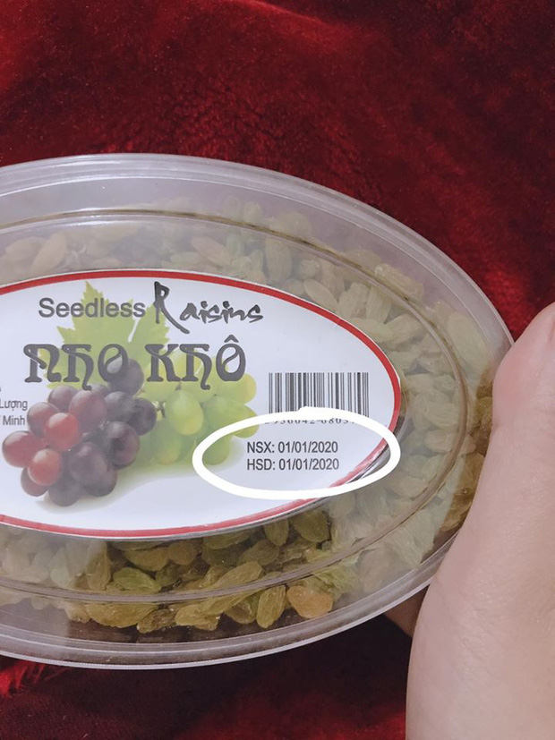 Hộp nho khô có gày sản xuất và hạn sử dụng cùng ngày.