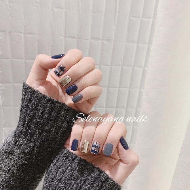 Một bộ móng với tone màu chính là xanh cổ điển nhưng nhìn không hề sến súa nhàm chán với những họa tiết kẻ caro, tráng gương,...
