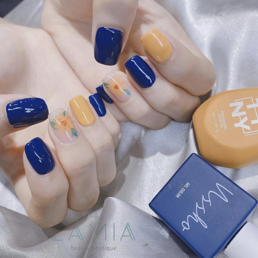 Dành cho các cô nàng điệu đà, tại sao bạn không thử ngay bộ móng kết hợp giữa màu xanh cổ điển cùng màu vàng này?