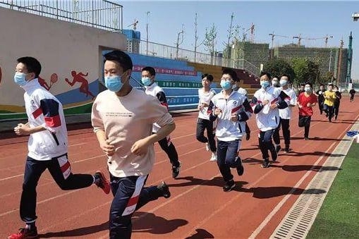 Học sinh đeo khẩu trang trong giờ thể dục.