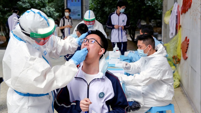 Vũ Hán xét nghiệm Covid-19 cho 11 triệu dân. Ảnh: AFP.